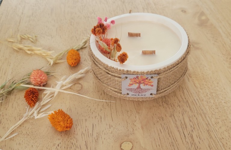 Bougie d'intention ancrage mèches bois et fleurs séchées