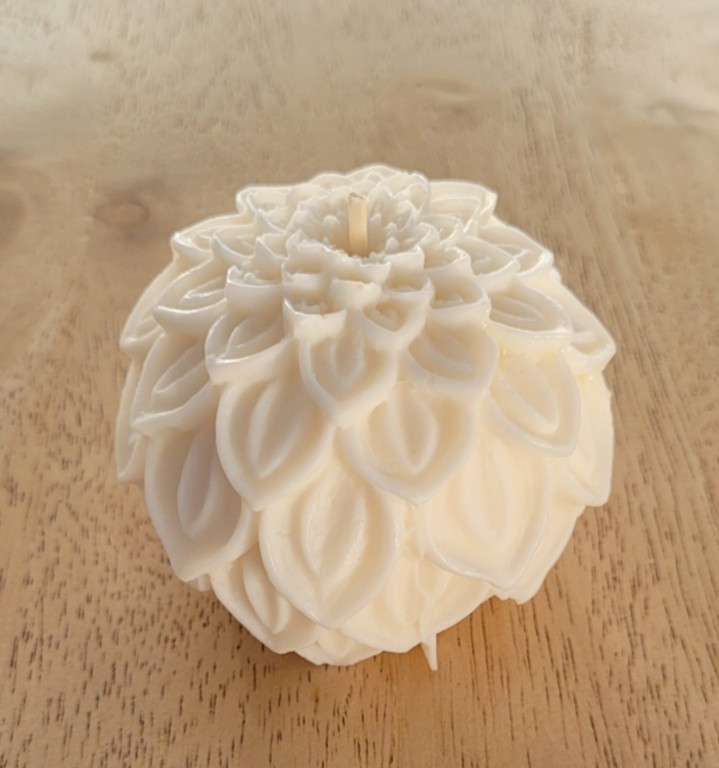 Bougie en forme de fleur de dalhia