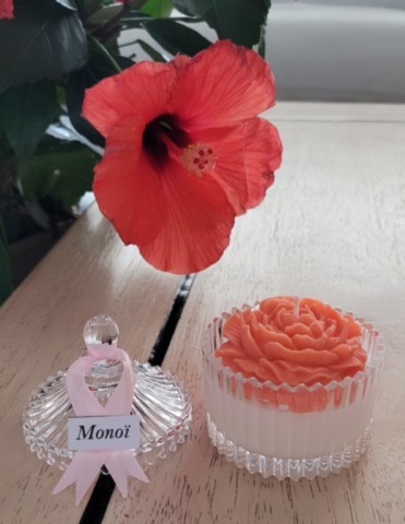 Bougie bonbonnière ouverte pivoine orange monoï 