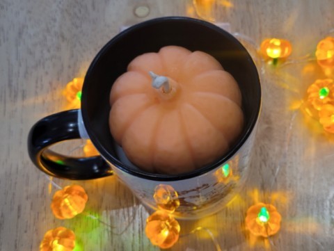 Bougie citrouille dans mug gnome vu de haut