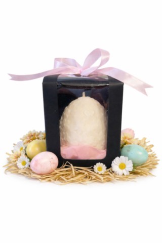 Bougie oeuf et fleurs dans boîte